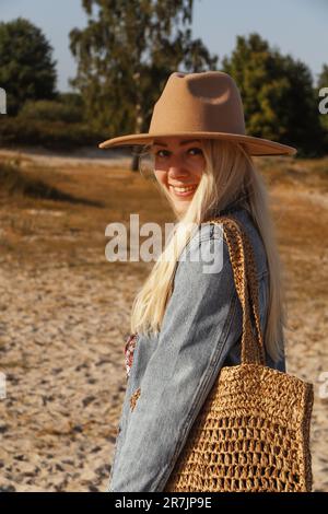 Portrait d'une jeune femme blonde dans la nature Banque D'Images