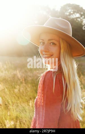 Portrait de jeune femme blonde souriante dans la nature Banque D'Images