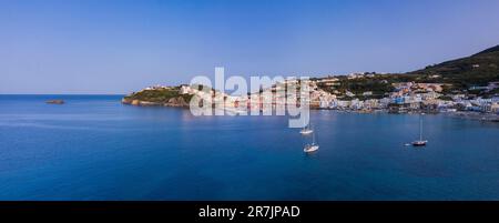 Panorama aérien de la côte de l'île de Ponza en Italie Banque D'Images