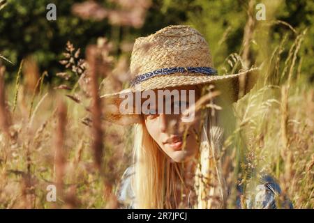 Portrait d'une jeune femme blonde dans la nature Banque D'Images