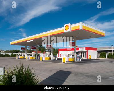 Vue extérieure d'une station-service Shell avec ciel bleu et nuages en Australie méridionale, Australie. Banque D'Images