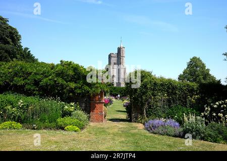 les jardins du parc de bonne pierre et l'église de la croix sainte, comté de kent, royaume-uni juin 2023 Banque D'Images