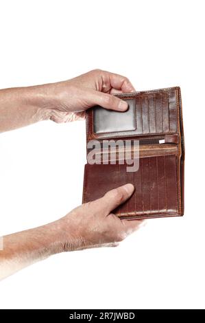 Main pour homme tenant un portefeuille en cuir isolé sur fond blanc. Portefeuille brun dans les mains des hommes Banque D'Images