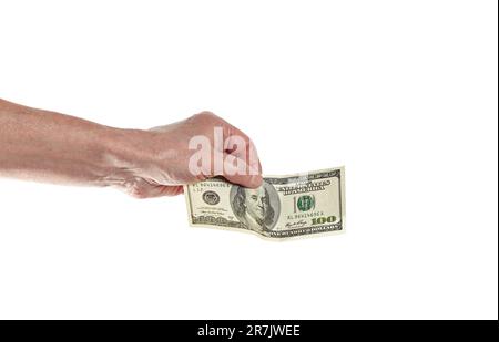 Main d'homme tenant une facture de 100 dollars isolée sur fond blanc. Une facture de cent dollars dans la main de l'homme à payer et donner Banque D'Images