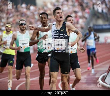 Jakob Ingebrigtsen, de Norvège, franchit la ligne d'arrivée pour remporter les 1500m hommes dans un nouveau PB et un nouveau leader mondial aux Jeux Bislett d'Oslo, à la Ligue des diamants de Wanda, au stade Bislett, Oslo, en Norvège, le 15th juin 2023. Photo Gary Mitchell Banque D'Images