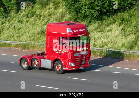 T.GEORGESON Heavy Haulage DAF tracteur Unit cabine ; se déplaçant sur l'autoroute M6, Royaume-Uni Banque D'Images