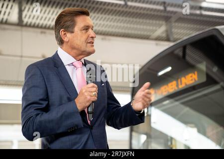 Vienne, Autriche. 16 juin 2023. Nouveau métro „X-Wagen“ introduit par Wiener Linien pour le réseau de métro de Vienne, Vienne Stadtrat Peter Hanke du parti SPÖ qui parle à la presse. ©Andreas Stroh Banque D'Images