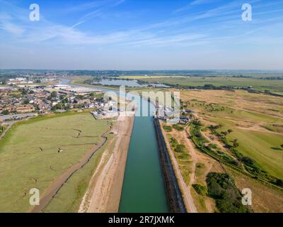 Vue aérienne de l'entrée du port de seigle sur la côte est du Sussex Banque D'Images