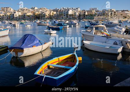 Bateaux de pêche colorés amarrés dans le port - Marsaskala, Malte Banque D'Images