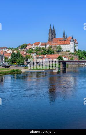 L'emblématique Meissen avec le château d'Albrechtsburg (Albrechtsburg Meissen) et la cathédrale (Dom zu Meissen) au-dessus de la ville qui se reflète dans la rivière Elbe ci-dessous. Banque D'Images