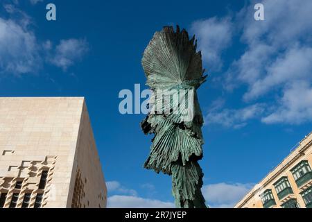 Sculpture de la Déesse des palmiers pour Malte par l'artiste Michele Oka Doner à Pjazza Teatru Rjal, rue de la République, Valette, Malte Banque D'Images