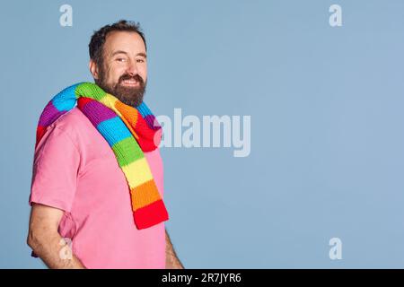 homme adulte à barbe, lgtb, portant un foulard aux couleurs de fierté de la lgtb. vêtements décontractés, grand espace de copie Banque D'Images