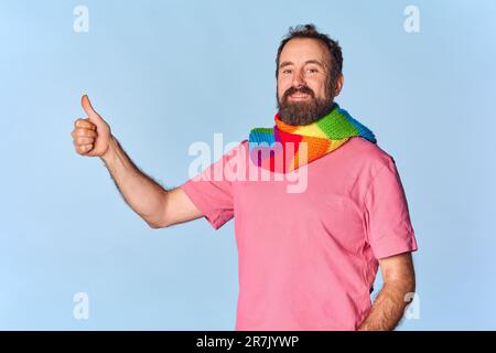 homme lgtb bisexuel portant une écharpe aux couleurs de fierté de la lgtb. bravo et souriant avec charisme. Bon simbol Banque D'Images