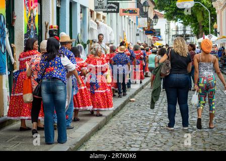 Salvador, Bahia, Brésil - 15 juin 2023: On voit des personnes âgées marcher dans les rues de Pelourinho vêtues de vêtements pour la fête de Sao Joao in Banque D'Images