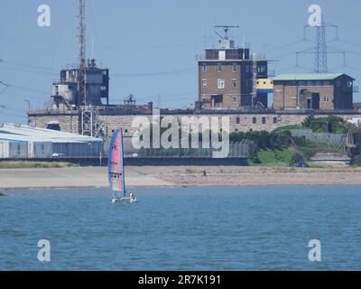 Sheerness, Kent, Royaume-Uni. 16th juin 2023. Météo au Royaume-Uni : une matinée ensoleillée à Sheerness, Kent - un catamaran de plage est vu avec le fort de Garrison point en arrière-plan. Crédit : James Bell/Alay Live News Banque D'Images