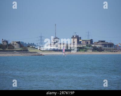 Sheerness, Kent, Royaume-Uni. 16th juin 2023. Météo au Royaume-Uni : une matinée ensoleillée à Sheerness, Kent - un catamaran de plage est vu avec le fort de Garrison point en arrière-plan. Crédit : James Bell/Alay Live News Banque D'Images