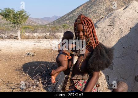 Les femmes de la tribu Himba à Epupa tombe la rivière Cunene en Namibie à la frontière avec l'Angola Banque D'Images