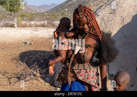 Les femmes de la tribu Himba à Epupa tombe la rivière Cunene en Namibie à la frontière avec l'Angola Banque D'Images