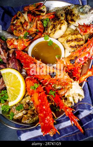Assortiment divers barbecue cuisine méditerranéenne - poisson, pieuvre, crevettes, crabe, fruits de mer, moules, repas d'été barbecue fête, avec kebab, sauces, Banque D'Images