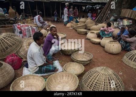 Les produits en bambou sont présentés à la vente à Ghior Bazar, à Manikganj, au Bangladesh Banque D'Images