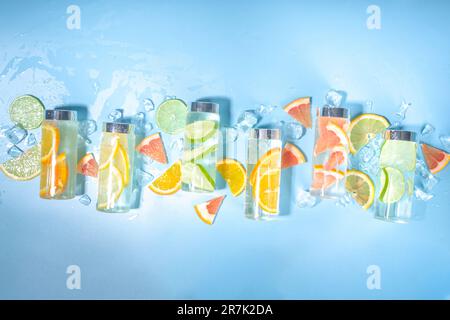 Variété de boissons froides en bouteilles, bouteilles d'eau infusées estivales, cocktails santé à la limonade avec différents agrumes - citron, orange, pamplemousse, Banque D'Images
