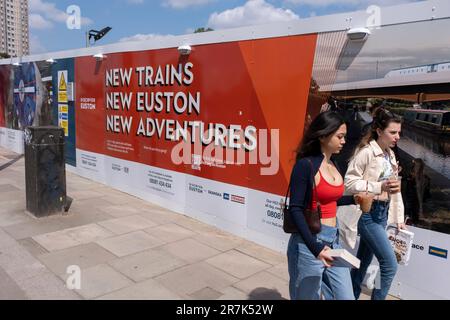 Des canulars promotionnels entourent le chantier de construction alors que les travaux se poursuivent sur la station de la ligne principale HS2 près d'Euston le 24th mai 2023 à Londres, au Royaume-Uni. High Speed 2 est un chemin de fer à grande vitesse en partie prévu au Royaume-Uni avec sa première phase dans les premières étapes de la construction, la deuxième phase n'est pas encore de recevoir l'approbation complète et la troisième est sujette à la fusion avec Northern Powerhouse Rail, un projet distinct. Banque D'Images