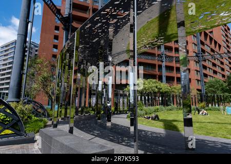 Gasholder Park avec son chemin de miroir de refelctive dans l'un des porte-essence emblématiques à côté de nouveaux immeubles d'appartements à Kings Cross le 24th mai 2023 à Londres, Royaume-Uni. Kings Cross Central est un développement à usage mixte de plusieurs milliards de livres sur un site détenu et contrôlé par la société Kings Cross Central Limited Partnership couvrant environ 67 acres d'anciennes terres ferroviaires. King’s Cross est l’un des redéveloppements les plus importants et les plus transformateurs de Londres ces derniers temps, faisant de ce qui était un site industriel un quartier dynamique et rajeuni avec des places, des parcs, des maisons, des boutiques, des bureaux, gal Banque D'Images