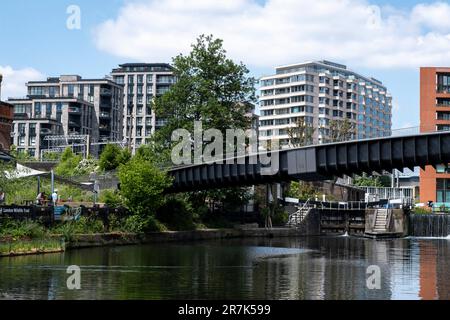 Nouveau pont sur le canal Regents à Kings Cross le 24th mai 2023 à Londres, Royaume-Uni. Kings Cross Central est un développement à usage mixte de plusieurs milliards de livres sur un site détenu et contrôlé par la société Kings Cross Central Limited Partnership couvrant environ 67 acres d'anciennes terres ferroviaires. King’s Cross est l’un des redéveloppements les plus importants et les plus transformateurs de Londres ces derniers temps, faisant de ce qui était un site industriel un quartier dynamique et rajeuni avec des places, des parcs, des maisons, des boutiques, des bureaux, galeries, bars, restaurants et bâtiments éducatifs. Banque D'Images