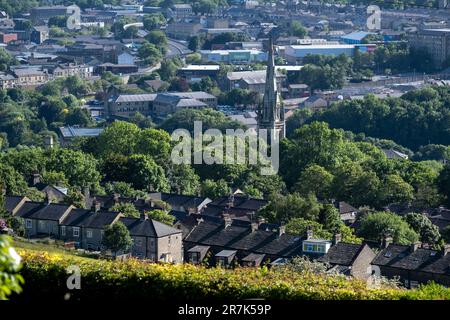 Vue surélevée vers le centre-ville au-delà de la flèche de l'église All Souls le 3rd juin 2023 à Halifax, Royaume-Uni. Halifax est une ville du quartier de Calborough dans le West Yorkshire et a été une ville de moulin prospère pendant la révolution industrielle. Aujourd'hui, alors que la ville montre des signes positifs de régénération dans certaines régions, le ralentissement économique au Royaume-Uni et d'autres facteurs récents a entraîné des signes d'une ville autrefois prospère qui se débat actuellement économiquement. Banque D'Images