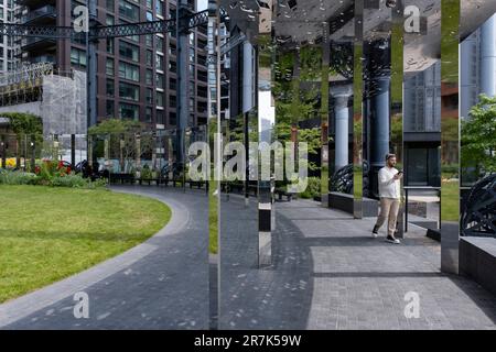 Gasholder Park avec son chemin de miroir de refelctive dans l'un des porte-essence emblématiques à côté de nouveaux immeubles d'appartements à Kings Cross le 24th mai 2023 à Londres, Royaume-Uni. Kings Cross Central est un développement à usage mixte de plusieurs milliards de livres sur un site détenu et contrôlé par la société Kings Cross Central Limited Partnership couvrant environ 67 acres d'anciennes terres ferroviaires. King’s Cross est l’un des redéveloppements les plus importants et les plus transformateurs de Londres ces derniers temps, faisant de ce qui était un site industriel un quartier dynamique et rajeuni avec des places, des parcs, des maisons, des boutiques, des bureaux, gal Banque D'Images