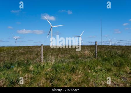 Éoliennes sur Ovenden Moor dans le West Yorkshire le 5th juin 2023 à Ogden, près de Halifax, au Royaume-Uni. Le parc éolien Ovenden Moor est un site de production d'électricité éolienne situé au nord de Halifax, dans le West Yorkshire, qui a ouvert ses portes en 1993 avec 23 éoliennes. Ils ont fait l'objet de critiques et d'objections continues. Banque D'Images