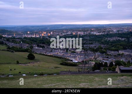 Vue panoramique sur le centre-ville depuis et vers la campagne environnante le 8th juin 2023 à Halifax, Royaume-Uni. Halifax est une ville du quartier de Calborough dans le West Yorkshire et a été une ville de moulin prospère pendant la révolution industrielle. Aujourd'hui, alors que la ville montre des signes positifs de régénération dans certaines régions, le ralentissement économique au Royaume-Uni et d'autres facteurs récents a entraîné des signes d'une ville autrefois prospère qui se débat actuellement économiquement. Banque D'Images