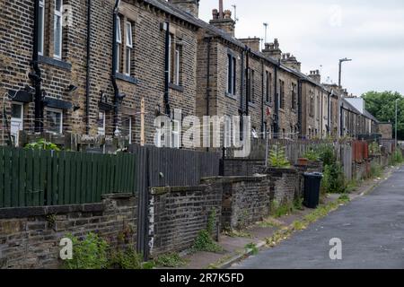 Ruelle arrière où les casiers sont gardés à l'extérieur des chalets des anciens travailleurs de l'usine dans les rues mitoyennes de Woodside, une partie de la région de Boothtown, le 6th juin 2023 à Halifax, au Royaume-Uni. Boothtown est une banlieue située dans le quartier de Halifax, tout près du centre-ville. Son histoire a été dominée par les usines de l'industrie textile. Halifax est une ville du quartier de Calborough dans le West Yorkshire et a été une ville de moulin prospère pendant la révolution industrielle. Aujourd'hui, alors que la ville montre des signes positifs de régénération dans certaines régions, le ralentissement économique au Royaume-Uni et d'autres facteurs récents a resul Banque D'Images