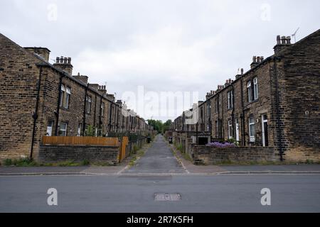 Ruelle arrière où les casiers sont gardés à l'extérieur des chalets des anciens travailleurs de l'usine dans les rues mitoyennes de Woodside, une partie de la région de Boothtown, le 6th juin 2023 à Halifax, au Royaume-Uni. Boothtown est une banlieue située dans le quartier de Halifax, tout près du centre-ville. Son histoire a été dominée par les usines de l'industrie textile. Halifax est une ville du quartier de Calborough dans le West Yorkshire et a été une ville de moulin prospère pendant la révolution industrielle. Aujourd'hui, alors que la ville montre des signes positifs de régénération dans certaines régions, le ralentissement économique au Royaume-Uni et d'autres facteurs récents a resul Banque D'Images