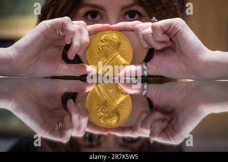 Londres, Royaume-Uni. 16 juin 2023. Un membre du personnel présente la médaille du prix Nobel de physiologie ou médecine 1945 de Sir Ernst Chain (environ 300 000 £-500 000 £) à un aperçu de la vente de Bonhams Fine Books and Manuscripts. Alors qu’Alexander Fleming découvrit la pénicilline en 1928, Howard Florey et Ernst Chain ont travaillé à faire de la pénicilline un médicament susceptible de tuer les bactéries et tous trois ont reçu le prix Nobel. La vente a lieu dans les galeries Bonhams Knightsbridge le 21 juin. Credit: Stephen Chung / Alamy Live News Banque D'Images