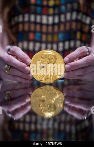 Londres, Royaume-Uni. 16 juin 2023. Un membre du personnel présente la médaille du prix Nobel de physiologie ou médecine 1945 de Sir Ernst Chain (environ 300 000 £-500 000 £) à un aperçu de la vente de Bonhams Fine Books and Manuscripts. Alors qu’Alexander Fleming découvrit la pénicilline en 1928, Howard Florey et Ernst Chain ont travaillé à faire de la pénicilline un médicament susceptible de tuer les bactéries et tous trois ont reçu le prix Nobel. La vente a lieu dans les galeries Bonhams Knightsbridge le 21 juin. Credit: Stephen Chung / Alamy Live News Banque D'Images