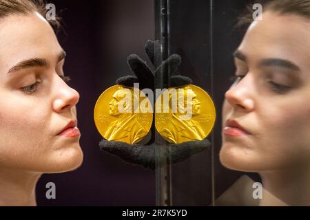 Londres, Royaume-Uni. 16 juin 2023. Un membre du personnel présente la médaille du prix Nobel de physiologie ou médecine 1945 de Sir Ernst Chain (environ 300 000 £-500 000 £) à un aperçu de la vente de Bonhams Fine Books and Manuscripts. Alors qu’Alexander Fleming découvrit la pénicilline en 1928, Howard Florey et Ernst Chain ont travaillé à faire de la pénicilline un médicament susceptible de tuer les bactéries et tous trois ont reçu le prix Nobel. La vente a lieu dans les galeries Bonhams Knightsbridge le 21 juin. Credit: Stephen Chung / Alamy Live News Banque D'Images