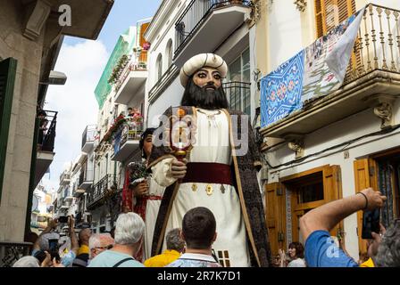 Les gens appréciant la parade des Gigants à Sitges, en Espagne Banque D'Images