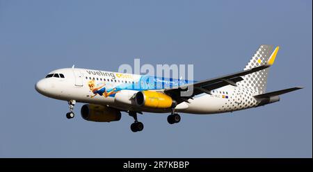 Vol avion Vueling compagnie aérienne avec coloriage de Disney vient Banque D'Images