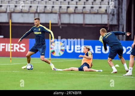 Non exclusif: SKOPJE, MACÉDOINE DU NORD - 15 JUIN 2023 - le milieu de terrain Andriy Yarmolenko (L) d'Ukraine est photographié lors d'une séance de formation avant a Banque D'Images