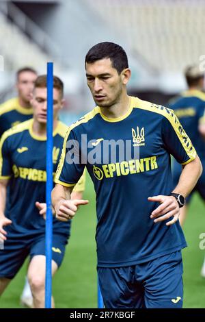 Non exclusif: SKOPJE, MACÉDOINE DU NORD - 15 JUIN 2023 - le milieu de terrain Taras Stepanenko d'Ukraine est photographié pendant une séance d'entraînement avant un match Banque D'Images