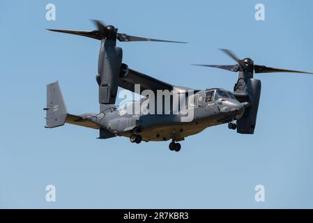 Bell-Boeing CV-22B Osprey volant à RAF Mildenhall, Suffolk, Royaume-Uni. Avion militaire de tiltrotor V-22 USAF en mode stationnaire Banque D'Images