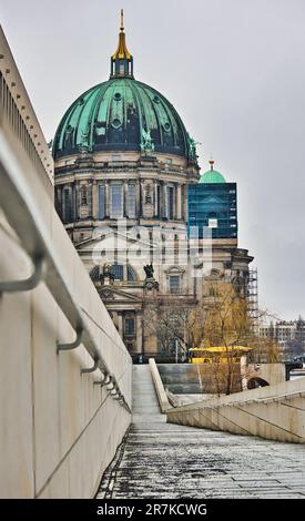 Une vue imprenable sur l'emblématique cathédrale de Berlin, située au coeur de la capitale allemande Banque D'Images