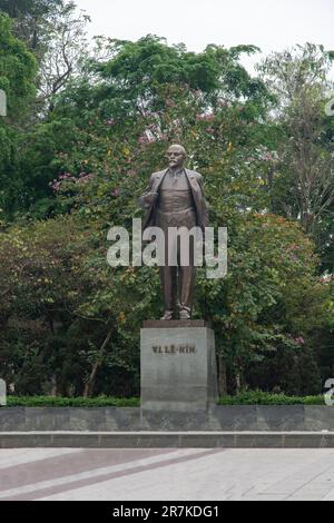 Hanoï, Vietnam-avril 2023; vue de la statue de Vladimir Lénine dans le parc Thong Nhat un cadeau pour son anniversaire de 110th par l'ex-Union soviétique Banque D'Images