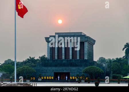 Hanoï, Vietnam-avril 2023; vue du mausolée du Président Ho Chi Minh sur la place Ba Dinh avec corps embaumé de Ho Chi Minh et cadre de soleil orange Banque D'Images