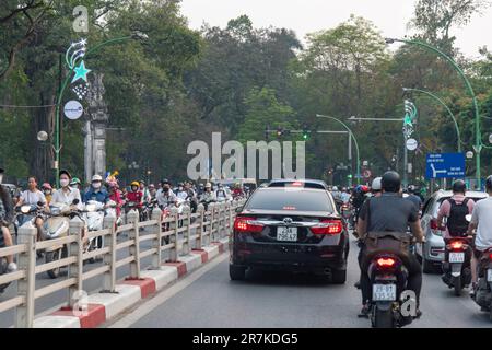 Hanoï, Vietnam-avril 2023 ; point de vue du conducteur dans l'une des rues animées de la ville encombrée de voitures, de scooters pendant toute la journée de pointe Banque D'Images