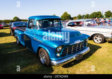 Pick-up 1956 à marchepied 3200 de Chevrolet lors d'une réunion de voitures, Greetham, Rutland, Angleterre Banque D'Images