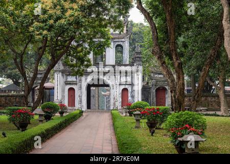 Hanoï, Vietnam-avril 2023; vue sur le jardin de la porte d'entrée principale du Temple de la Littérature dédié à Confucius et l'Académie impériale, Vietnam Banque D'Images