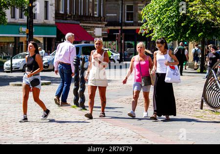 Dundee, Tayside, Écosse, Royaume-Uni. 16th juin 2023. Météo au Royaume-Uni : une belle matinée de juin dans le nord-est de l'Écosse, les températures étaient à 22°C. Les femmes locales à la mode passent la journée dans le centre-ville de Dundee, tout en profitant du magnifique temps chaud et ensoleillé et de la vie en ville pendant qu'elles passent leur vie quotidienne. Crédit : Dundee Photographics/Alamy Live News Banque D'Images