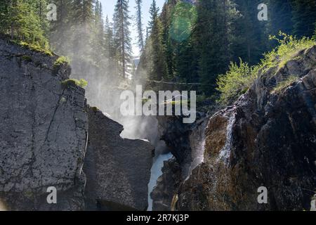 Vue sur la gorge étroite au fond de Big Bend Peak, le long de la Icefields Parkway, près de Big Bend, Alberta, Canada, avec un jet de brume ou d'eau Banque D'Images